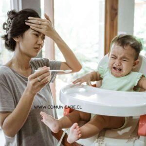 madre frustrada porque su hijo no quiere comer