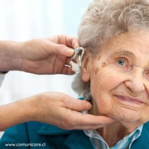 abuelita usando audífonos